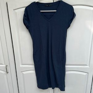 Prana v-neck t-shirt dress. Women’s size XS navy blue. Excellent condition